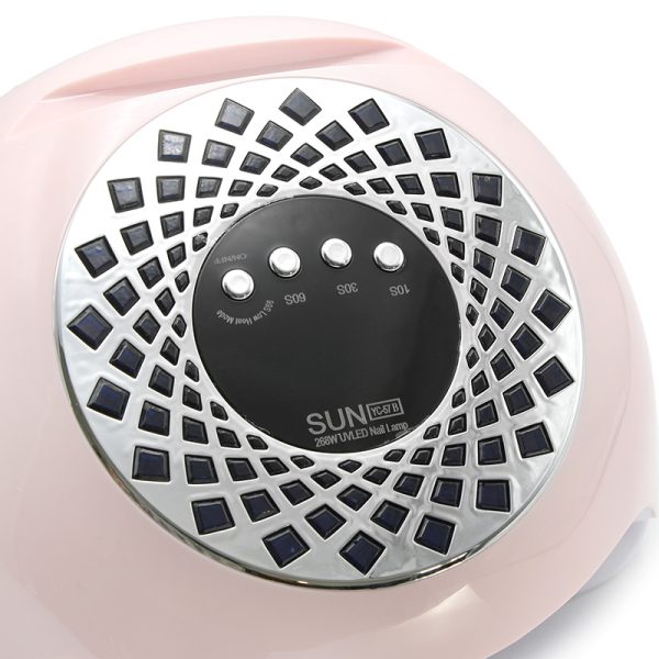 نمای ماکرو بالای دستگاه یو وی ال ای دی ناخن SUN YC-57B صورتی، نمایش دکمهها، صفحه نمایش LCD و پنجرههای کنار دکمهها با جزئی از بدنه