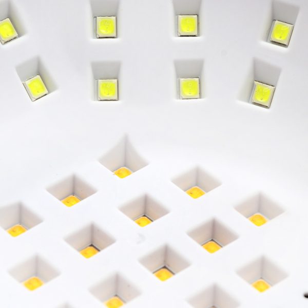 نمای نزدیک از داخل دستگاه یو وی ال ای دی ناخن SUN YC-57B، نمایش LEDهای وسط با رنگ بنفش و LEDهای اطراف با رنگ آبی، خاموش
